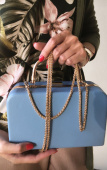 Каркасная кожаная сумка клатч ручной работы в лазурном оттенке с цепочкой