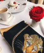 Замшевый черный клатч ручной работы с шелковой кистью и вышивкой леопарда на заказ