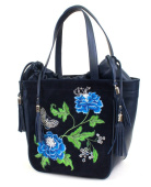 Женская сумка-ведро ручной работы с вышивкой «Цветы» на заказ