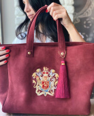 Модный замшевый шоппер с вышивкой на заказ «Герб с инициалами»