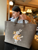 Большая сумка шоппер ручной работы из натуральной замши с вышивкой «Белый кролик»