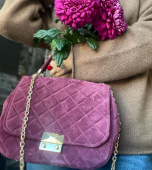 Сумка стеганая в фиолетовой замше с индивидуальной вышивкой и золотым замочком 