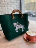 Шоппер из натуральной замши с вышивкой «Лошадка» — ручная работа на заказ