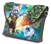 Женский кожаный клатч с портретной росписью и аппликацией "Енот и Хаски"