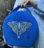 Васильковая замшевая сумка с мягкими ручками и вышивкой на заказ "Бабочка"