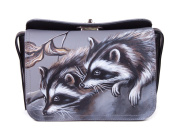 Женская кожаная сумка через плечо с рисунком ручной работы "Еноты"