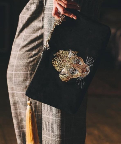 Замшевый черный клатч ручной работы с шелковой кистью и вышивкой Леопарда на заказ на заказ - женская кожаная сумка ручной работы с авторским рисунком фото 3