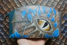 Косметичка кожаная на молнии в голубом оттенке с рисунком "Глаз Дракона" | Ручная работа - купить в Москве и Санкт-Петербурге
