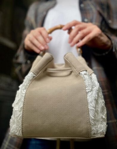 Комбинированная сумка из натуральной замши и кружева с бамбуковой ручкой и вышивкой инициалов на заказ | Sumnizza фото 4