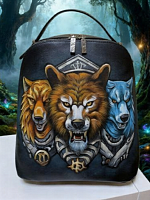 Черный кожаный рюкзак с рисунком ручной работы "Медведь и волки" — пошив женской кожаной сумки ручной работы, сумки с рисунком и именной вышивкой на заказ
