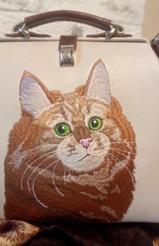 Кожаный саквояж ручной работы с вышитым портретом кота на заказ — женская кожаная сумка саквояж ручной работы с рисунком и вышивкой на заказ фото 5