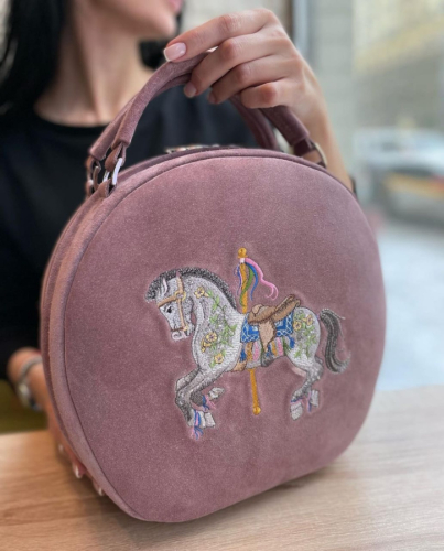 Вышивка на полукруглой сумке "Карусельная лошадка" фото