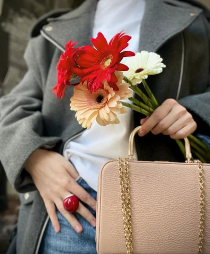 Сумка клатч бокс из натуральной зернистой кожи в цвете пудра на золотистой цепочке  — кросс боди с принтом на заказ фото 3