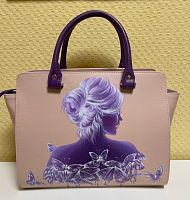 Светлая женская сумка с рисунком по коже "Девушка в бабочках" - фото