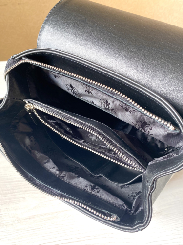 Кожаная сумка-рюкзак с рисунком "Плутовка" ручной работы с рисунком и вышивкой на заказ
 фото 6