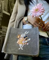 Небольшая замшевая сумочка тоут в сером оттенке с декоративной вышивкой "Белый кролик" на заказ