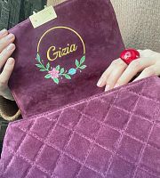 Сумка стеганая в фиолетовой замше с индивидуальной вышивкой и замочком в золотом оттенке | Купить в интернет-магазине