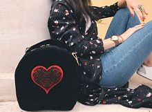 Полукруглая замшевая сумка с вышивкой "Сердце" фото
