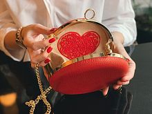 Кожаная вечерняя сумка минодьер с вышивкой "Сердце" фото