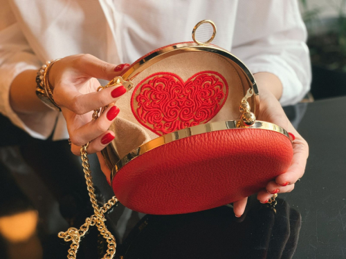 Кожаная вечерняя сумка минодьер с вышивкой "Сердце" фото