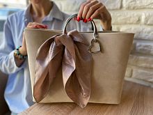 Замшевая сумка-шоппер с подвесным кулоном "Сердце" фото шоппера