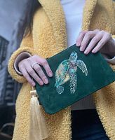 Стильный женский замшевый клатч с вышивкой и шелковой кистью на заказ "Черепашка" | Ручная работа - купить в интернет-магазине