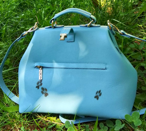 Дамский саквояж с портретной росписью «Любимцы мопсы» ручной работы - изготовление кожаной женской сумки ручной работы с рисунком | Сумки с принтом на заказ - Sumnizza фото 4