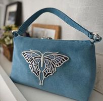 Женская замшевая сумка багет с короткой ручкой и декоративной вышивкой Бабочки на заказ - ручная работа | Купить в Москве и Санкт-Петербурге