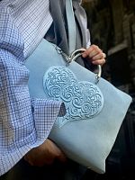 замшевая сумка для женщин, женская сумка из замши с вышивкой, оригинальная сумочка, дамкая сумка с вышивкой, сумка с вышивкой, дизайнерская сумка из замши, авторский шоппер, стильная сумочка шоппер с вышивкой, вышивка сердце
