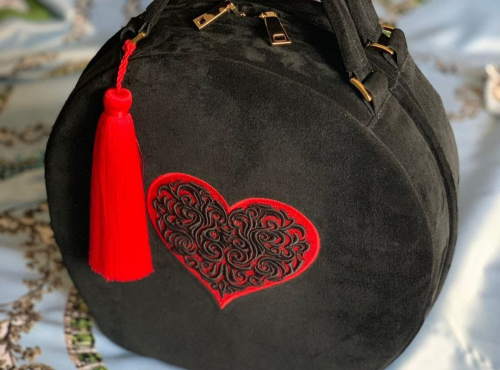Полукруглая замшевая сумка с вышивкой "Сердце" фото фото 4