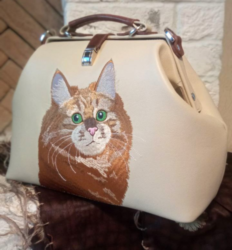 Кожаный саквояж ручной работы с вышитым портретом кота на заказ — женская кожаная сумка саквояж ручной работы с рисунком и вышивкой на заказ фото 2