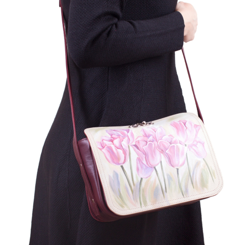 Женская сумка из кожи на ремне с росписью "Еноты" фото фото 4