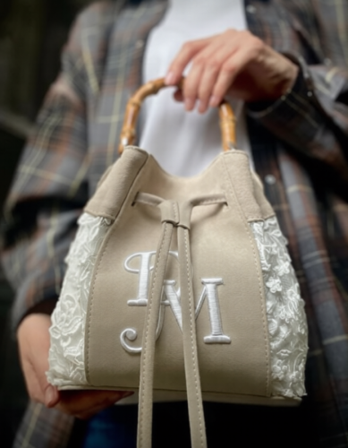 Комбинированная сумка из натуральной замши и кружева с бамбуковой ручкой и вышивкой инициалов на заказ | Sumnizza