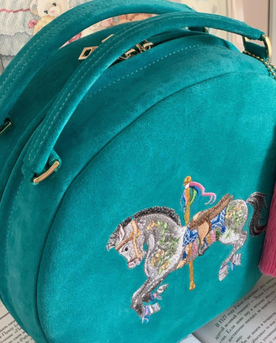 Замшевая сумка полукруг с вышивкой "Карусельная лошадка" фото фото 3