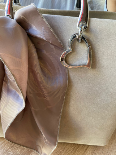 Замшевая сумка-шоппер с подвесным кулоном "Сердце" фото шоппера фото 3