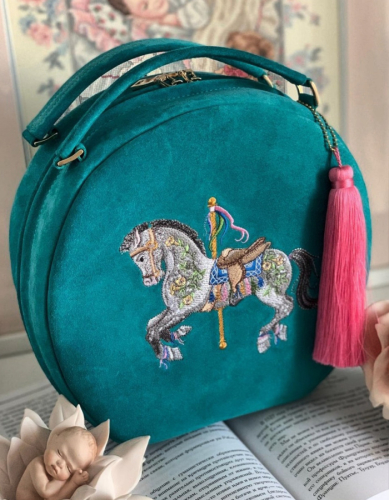Замшевая сумка полукруг с вышивкой "Карусельная лошадка" фото