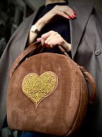 Сумка женская замшевая ручной работы с вышивкой на заказ "Сердце" | Купить в мск и спб