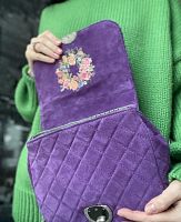Аметистовая замшевая кросс боди ручной работы со стежкой и вышивкой на заказ "Венок" | Купить в интернет-магазине